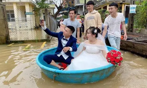 Đám cưới mùa mưa lũ ở Quảng Ngãi: Dâu rể ngồi thuyền thúng, quan viên bì bõm lội nước đến chung vui